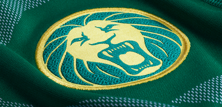 Le Coq Sportif inflicts another humiliation on Eto’o and presents the official jersey of the Lions